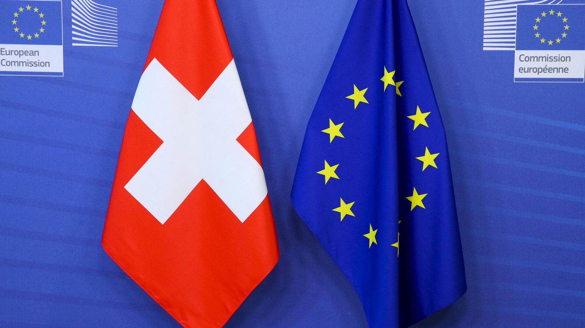 Banderas de Suiza y la UE - Sputnik Mundo, 1920, 04.06.2021
