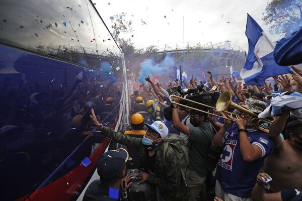 Los hinchas de Cruz Azul celebran la llegada del autobús del equipo al estadio Azteca para el último partido del campeonato de la liga mexicana de fútbol en la Ciudad de México (México). - Sputnik Mundo