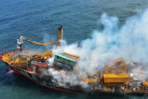 El buque portacontenedores MV X-Press Pearl, cargado con productos químicos, es remolcado frente a la costa de Colombo (Sri Lanka). - Sputnik Mundo