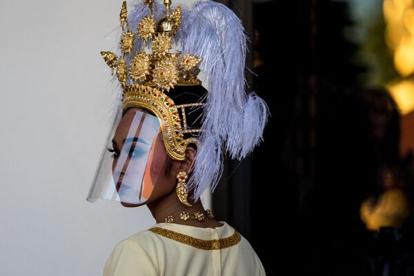 Una bailarina tradicional tailandesa con un protector facial se prepara para actuar durante un evento en el Museo Nacional de Bangkok (Tailandia). - Sputnik Mundo