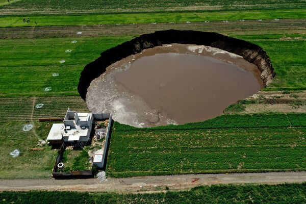 Vista aérea de un sumidero que fue encontrado por agricultores en un campo de cultivo en Santa María Zacatepec (México). - Sputnik Mundo