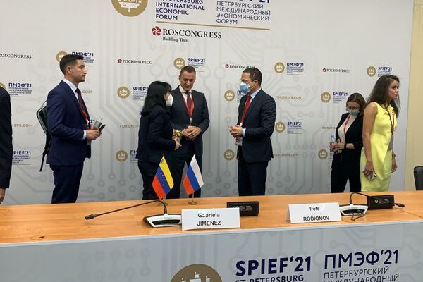 La ceremonia de la firma de un contrato para importar la vacuna EpiVacCorona a Venezuela - Sputnik Mundo