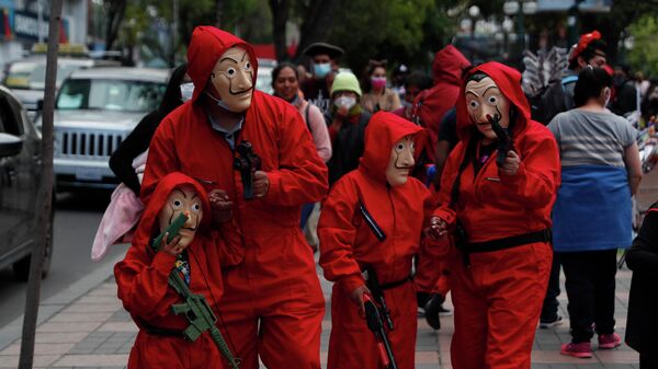Una familia disfrazada de los personajes de La Casa del Papel en Bolivia - Sputnik Mundo