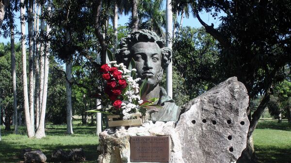 Ofrenda floral ante la estatua de Alexandr Pushkin en La Habana - Sputnik Mundo