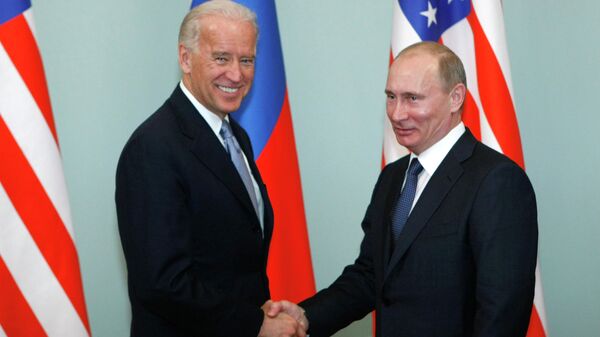 Joe Biden y Vladímir Putin (archivo) - Sputnik Mundo