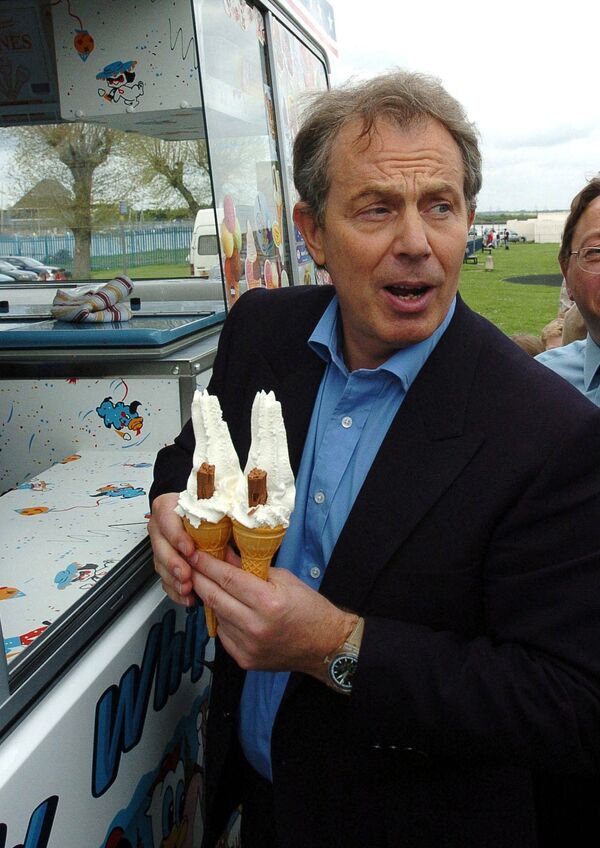 El helado en vasitos crujientes comestibles surgió en Plombières-les-Bains (Francia) en el siglo XIX. A día de hoy es muy popular en Rusia, en donde se bautizóplombir.En la foto: el entonces primer ministro británico, Tony Blair, compra un helado durante una visita a Gillingham (Reino Unido), en 2005. - Sputnik Mundo