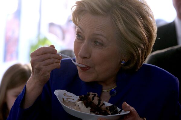 La entonces candidata presidencial estadounidense, Hillary Clinton, se toma un helado en una heladería en Nueva York (Estados Unidos), en 2016. - Sputnik Mundo