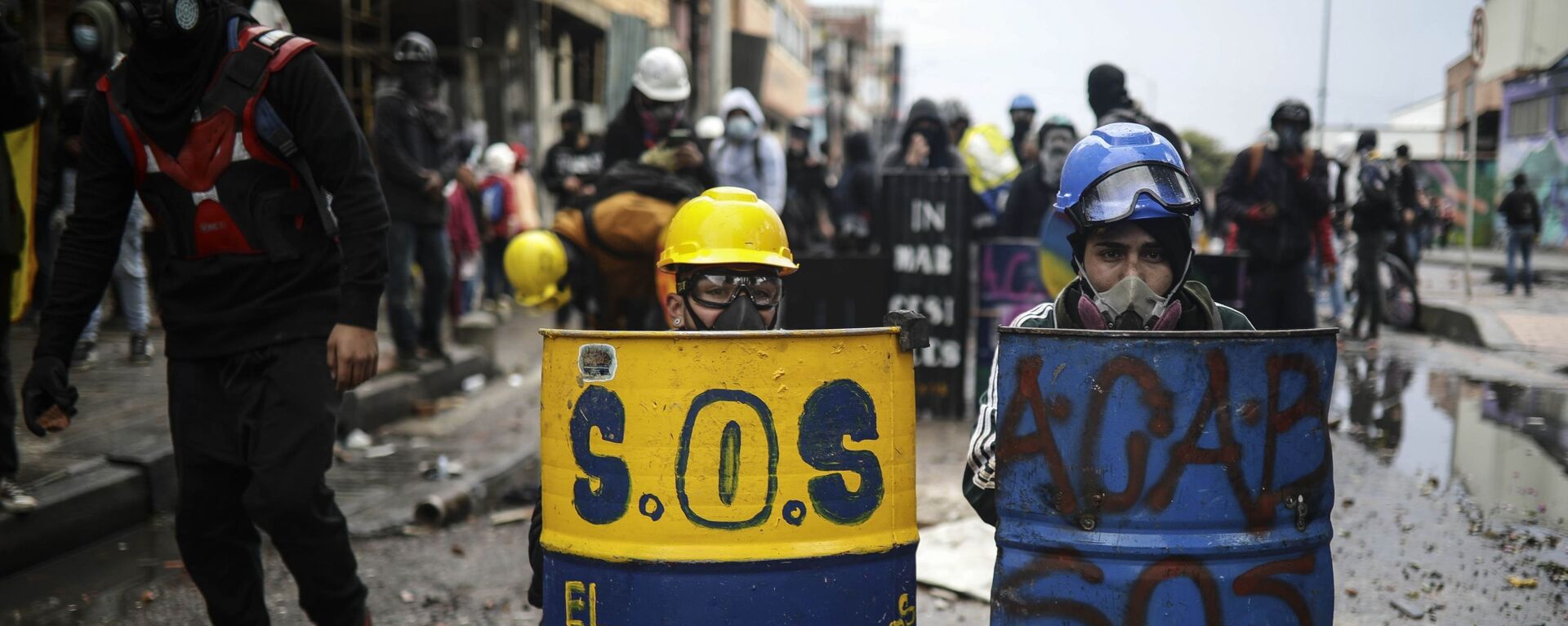 Антиправительственные протестующие прячутся за импровизированными щитами во время столкновений с полицией в Боготе, Колумбия - Sputnik Mundo, 1920, 19.07.2021