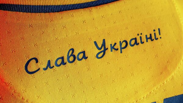 Camiseta de la selección ucraniana de fútbol con el lema ¡Gloria a Ucrania! - Sputnik Mundo