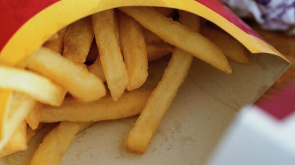 Unas papas fritas de McDonald's - Sputnik Mundo