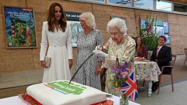 La reina Isabel II decide cortar un pastel con una espada en una ceremonia en Cornualles - Sputnik Mundo