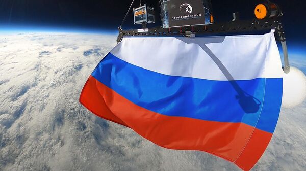 La bandera de Rusia colgada de una sonda espacial - Sputnik Mundo