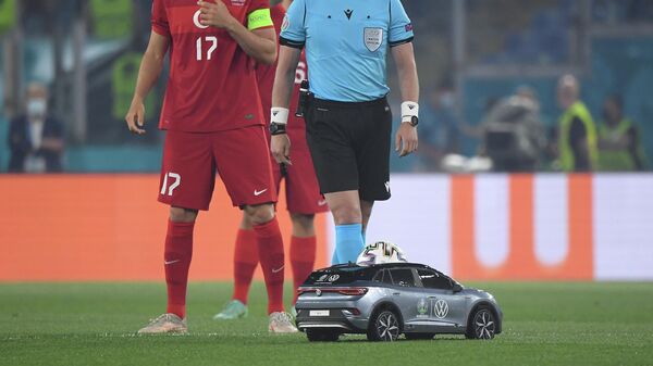 Un mini auto lleva el balón al juez en el partido inaugural de la Eurocopa 2020 - Sputnik Mundo