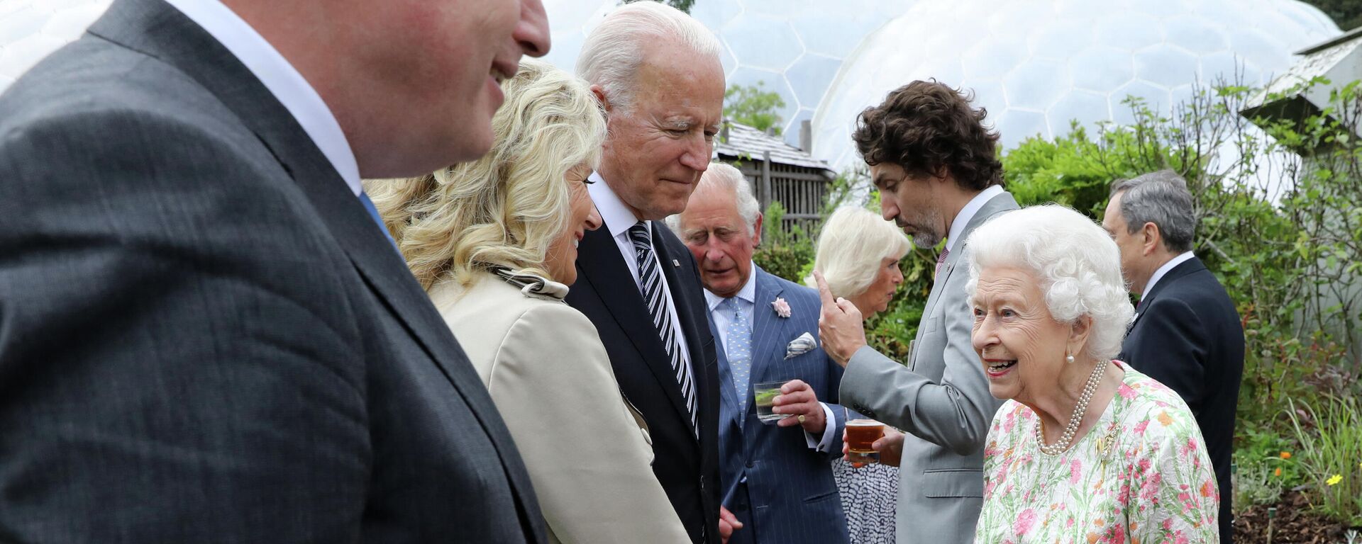 La reina británica Isabel II saluda a Joe Biden, presidente de EEUU, y su esposa, Jill Biden, durante un evento en el marco de la 47 cumbre del G7 - Sputnik Mundo, 1920, 13.06.2021