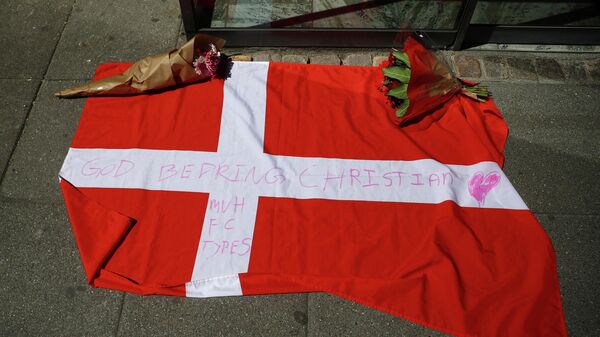 Bandera de Dinamarca y flores frente al hospital donde se encuntra el futbolista Christian Eriksen - Sputnik Mundo
