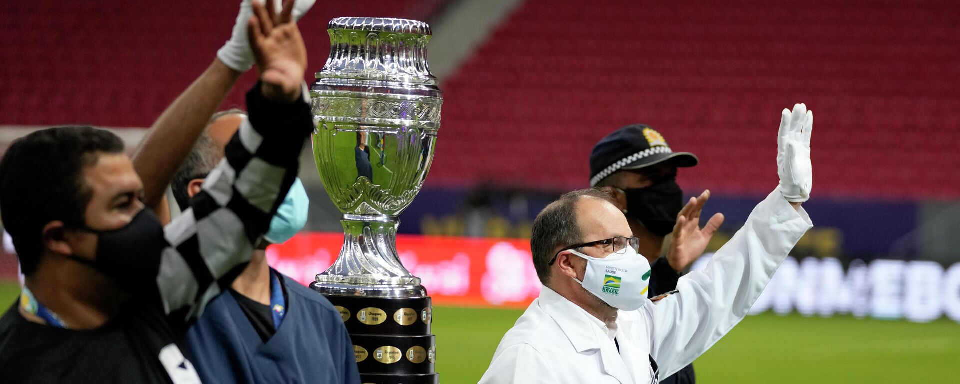 El trofeo de la Copa América 2021 es presentado por hombres con trajes de médicos y enfermeros - Sputnik Mundo, 1920, 14.06.2021