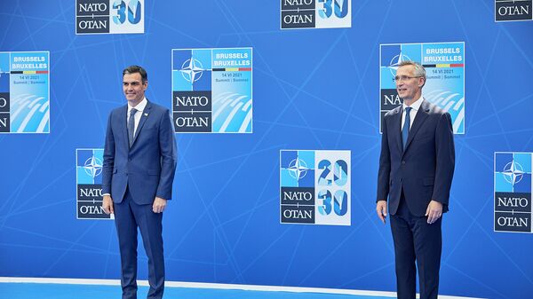 El presidente del Gobierno, Pedro Sánchez, y el secretario general de la OTAN, Jens Stoltenberg, en la ceremonia de bienvenida de la Cumbre de la OTAN - Sputnik Mundo