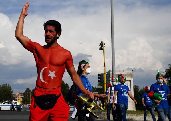 Un aficionado turco cerca de las puertas del Estadio Olímpico de Roma antes del encuentro entre Italia y Turquía. - Sputnik Mundo
