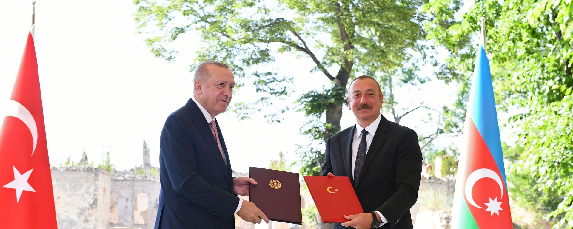 Recep Tayyip Erdogan, el presidente de Turquía (izda.), con su homólogo azerí Iljam Alíev (dcha.) firmando una declaración de relaciones aliadas  - Sputnik Mundo, 1920, 15.06.2021