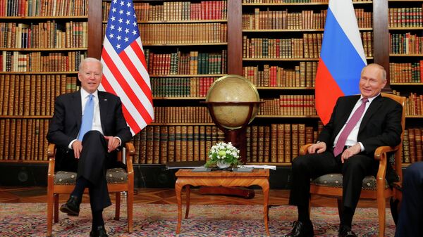 El presidente estadounidense, Joe Biden, y el presidente de Rusia, Vladímir Putin - Sputnik Mundo