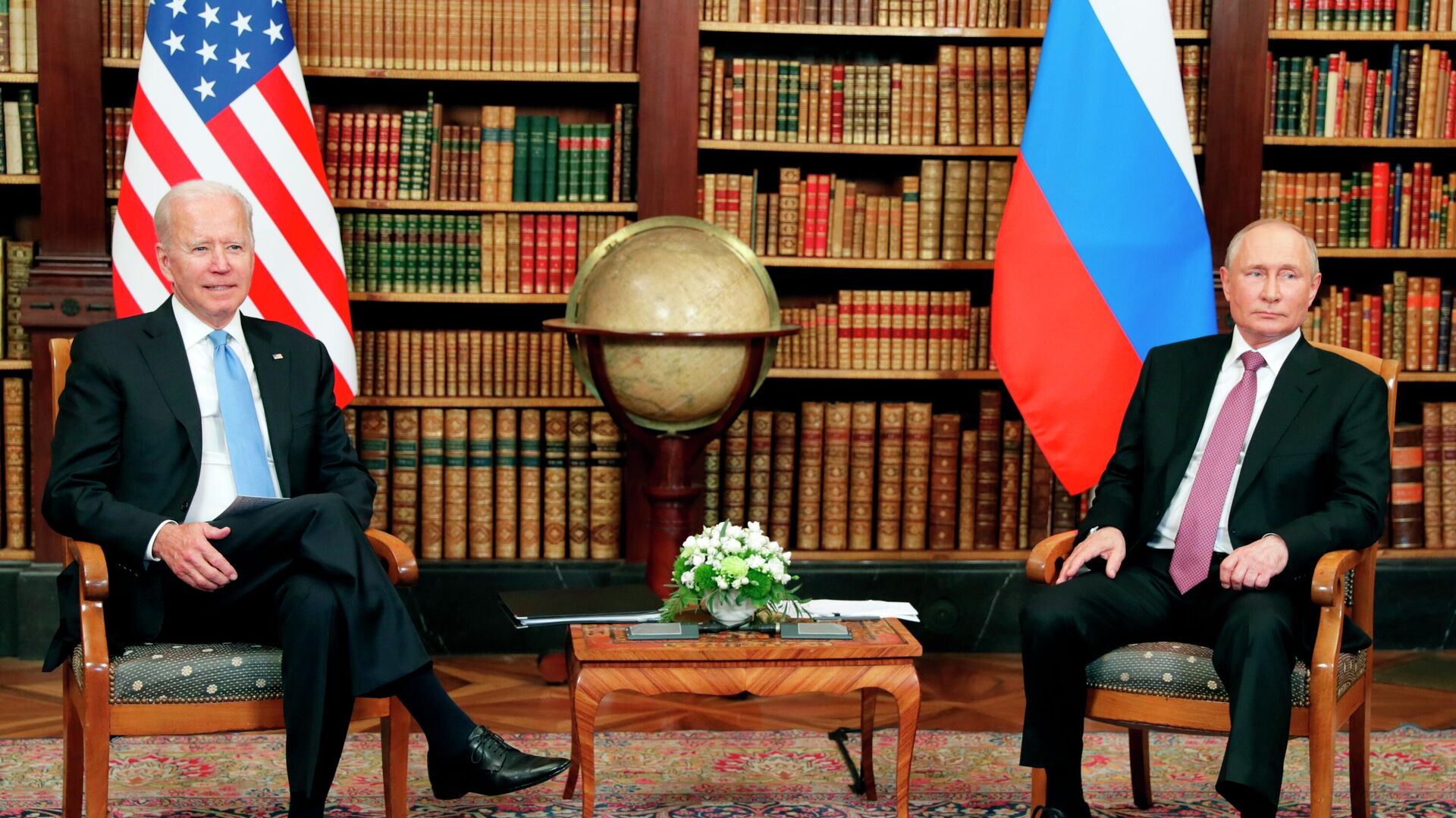El presidente estadounidense, Joe Biden, y el presidente de Rusia, Vladímir Putin, durante la cumbre celebrada el 16 de junio de 2021 en Ginebra - Sputnik Mundo, 1920, 07.12.2021