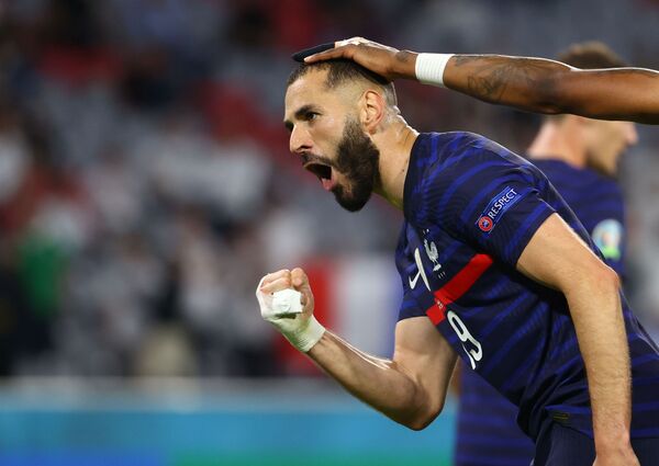 El delantero Karim Benzema, que regresó a la selección francesa tras una larga pausa, estuvo a punto de marcar un gol ante Alemania, pero fue anulado por estar fuera de juego.  - Sputnik Mundo