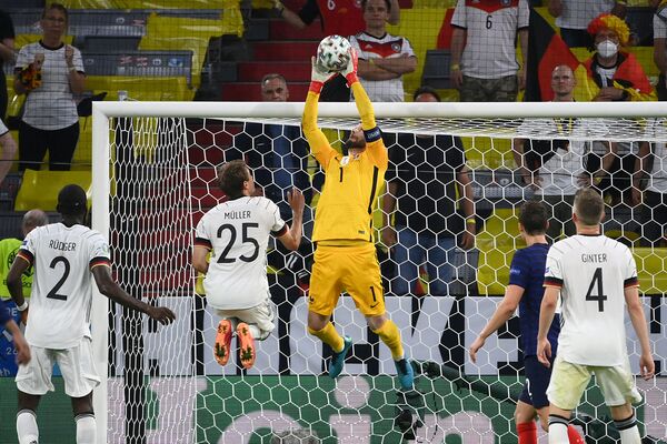 El portero francés, Hugo Lloris, recibe la pelota durante el partido de la fase de grupos de la Euro 2020 entre Alemania y Francia. - Sputnik Mundo