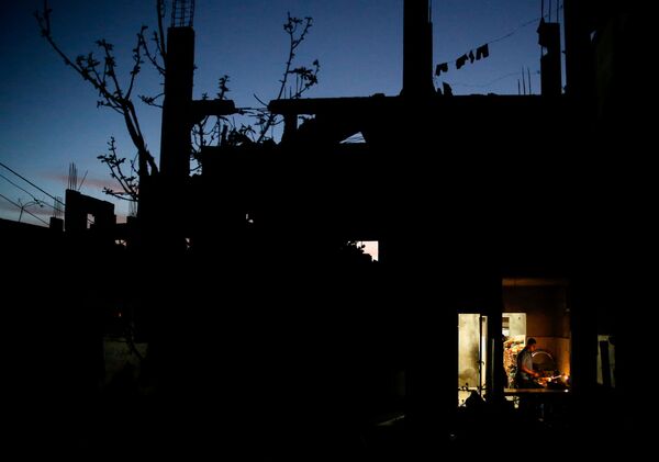 La  situación en el sector eléctrico es complicada: si antes la energía eléctrica se generaba por 12 horas, ahora son, como máximo, cinco horas al día.En la foto: un palestino en su casa derribada. - Sputnik Mundo