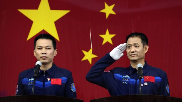 Китайские астронавты на пресс-конференции до полета в космос  - Sputnik Mundo