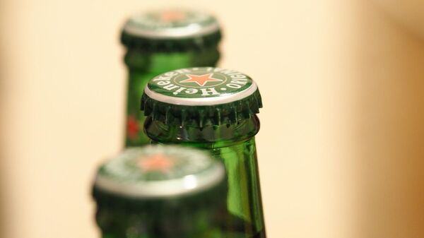 Una botella de Heineken - Sputnik Mundo