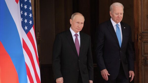 Vladímir Putin, presidente de Rusia, y Joe Biden, presidente de EEUU - Sputnik Mundo