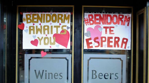 Un cartel en un bar de Benidorm, cerrado desde la pandemia - Sputnik Mundo