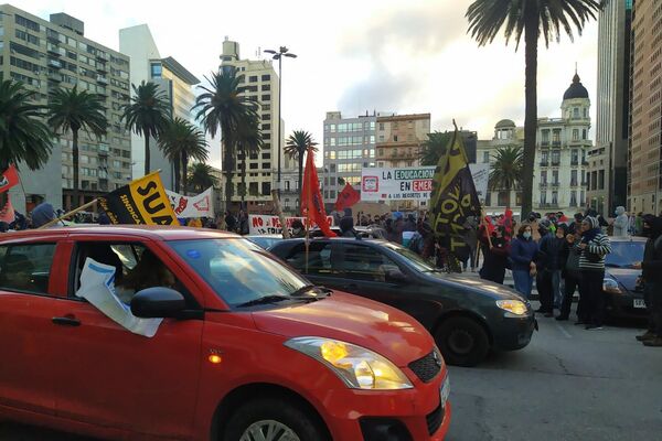 Sindicatos nucleados en la Plaza Independencia durante el paro general de junio de 2021 en Uruguay - Sputnik Mundo