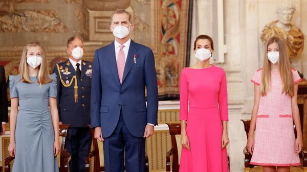 El rey de España condecora a 24 ciudadanos por su labor contra la pandemia - Sputnik Mundo