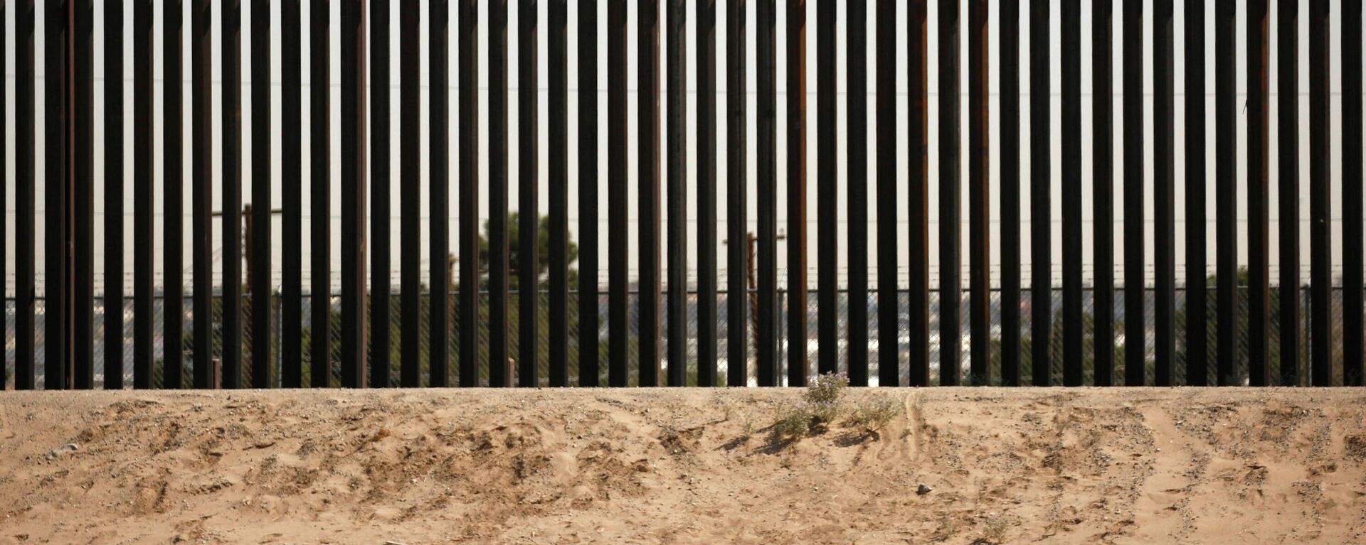 Muro fronterizo entre EEUU y México - Sputnik Mundo, 1920, 18.06.2021
