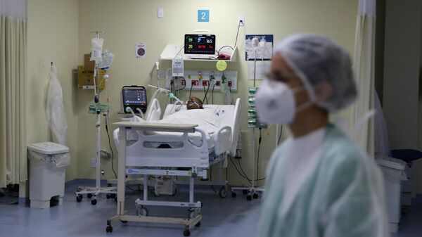 Persona con COVID-19 en un hospital de Río de Janeiro, Brasil - Sputnik Mundo