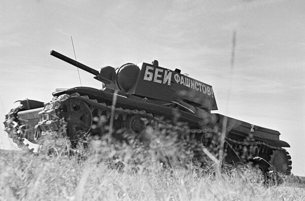 Una columna de tanques parte al frente. Moscú, junio de 1941. - Sputnik Mundo