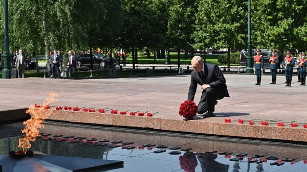 El presidente de Rusia, Vladímir Putin, deposita flores ante la Tumba del Soldado Desconocido - Sputnik Mundo