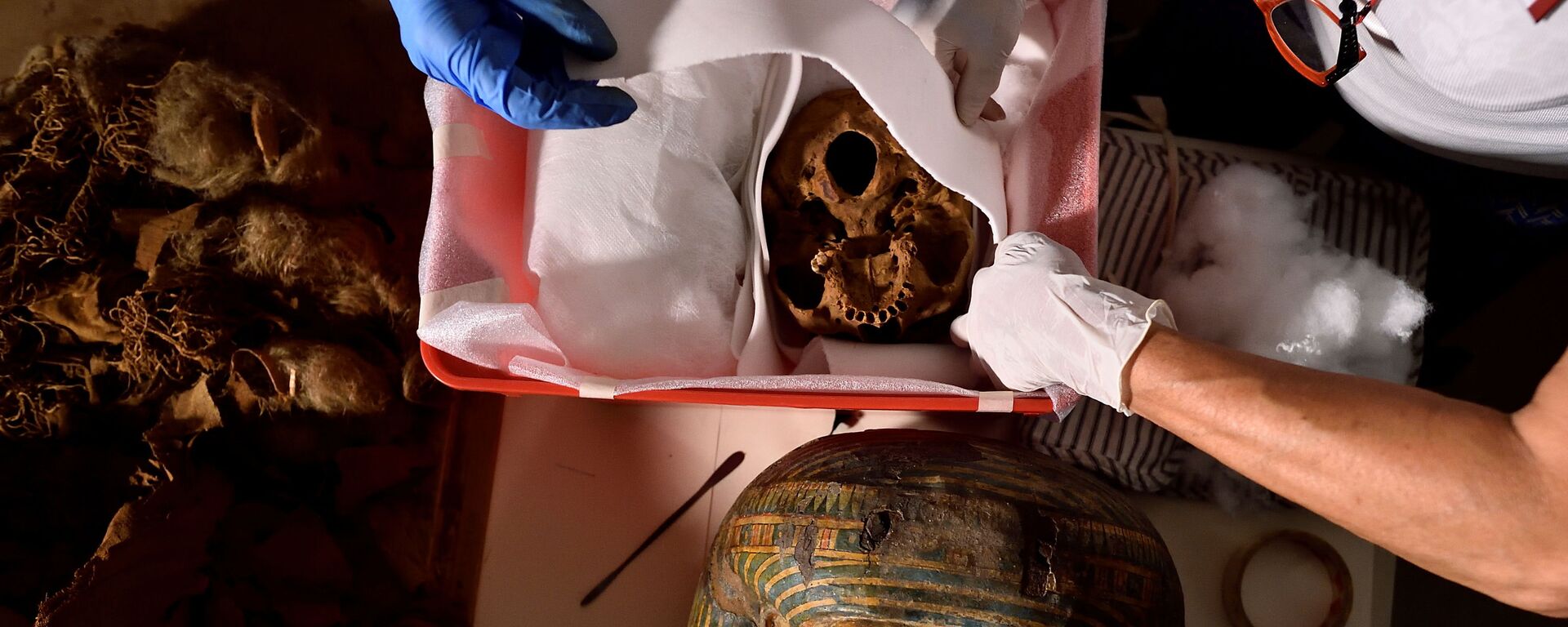 Ученые во время переноса египетской мумии в Милан из Бергамо  - Sputnik Mundo, 1920, 23.06.2021