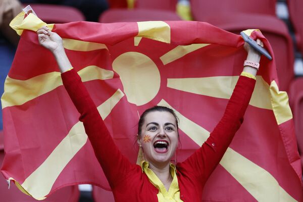 Fanática de Macedonia del Norte antes del partido de la fase de grupos de la Eurocopa 2020 entre las selecciones de Macedonia del Norte y Holanda en Ámsterdam, que finalizó 3-0 a favor de la selección holandesa. - Sputnik Mundo