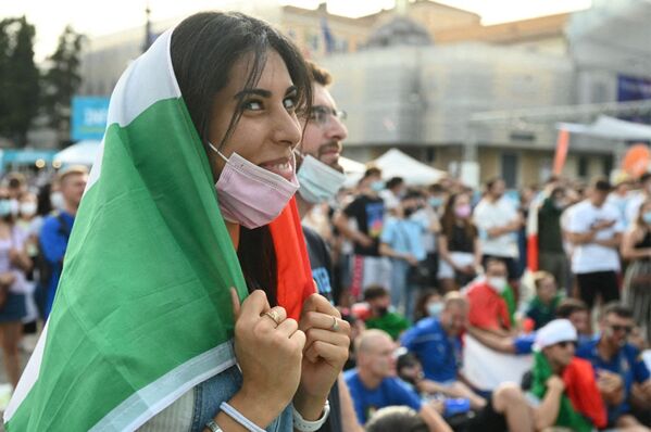 Fan italiana en la Piazza del Popolo durante el partido de la fase de grupos de la Euro 2020 entre Italia y Gales, que los italianos ganaron. - Sputnik Mundo