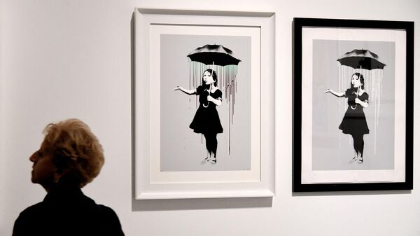 La obra de Banksy 'Chica con paraguas'  - Sputnik Mundo