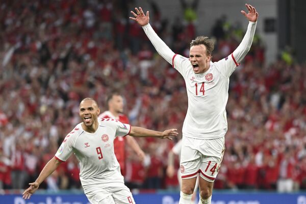 Mikkel Damsgaard (Dinamarca) se alegra de un gol durante un partido de la fase grupal contra la selección rusa en Copenhague. - Sputnik Mundo