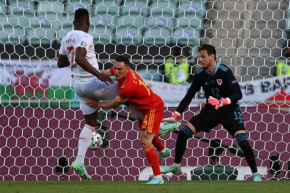 Breel Embolo (Suiza) mete un gol en la puerta de la selección de Gales durante un partido de la fase grupal en Bakú. - Sputnik Mundo