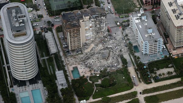 La parte trasera del edificio Champlain Towers South Condo que se derrumbó el 24 de junio, 2021 en Miami - Sputnik Mundo