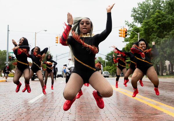 Unas bailarinas durante el desfile del Día de la Liberación en Texas.  - Sputnik Mundo