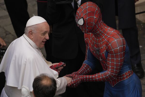 Un voluntario disfrazado de Spiderman que trabaja con niños enfermos regala al papa Francisco una máscara de superhéroe tras su audiencia semanal en el Vaticano.  - Sputnik Mundo