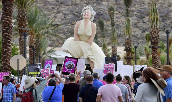 Los habitantes de Palm Springs protestan contra la colocación en la ciudad del monumento de ocho metros a Marilyn Monroe &#x27;Forever Marilyn&#x27; del escultor Seward Johnson, que regresó de su gira por EEUU. - Sputnik Mundo