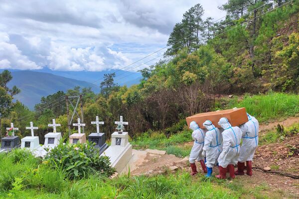 El funeral de una víctima del COVID-19 en un cementerio en Falam, Birmania. - Sputnik Mundo