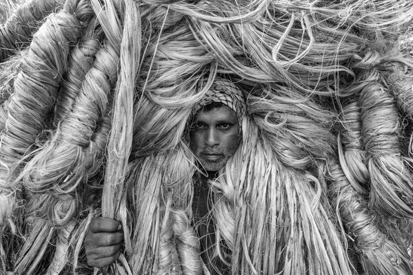 &#x27;The man of golden fibers&#x27; (&#x27;El hombre de las fibras doradas&#x27;), del fotógrafo bengalí Azim Khan Ronnie, se ganó el tercer puesto de la categoría Environmental Portrait de la edición de este año. - Sputnik Mundo